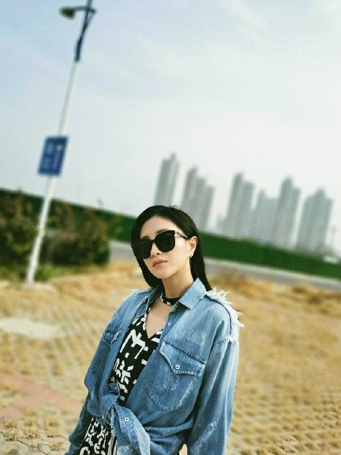 最新牛仔墨镜美女包文婧户外时尚迷人图片壁纸