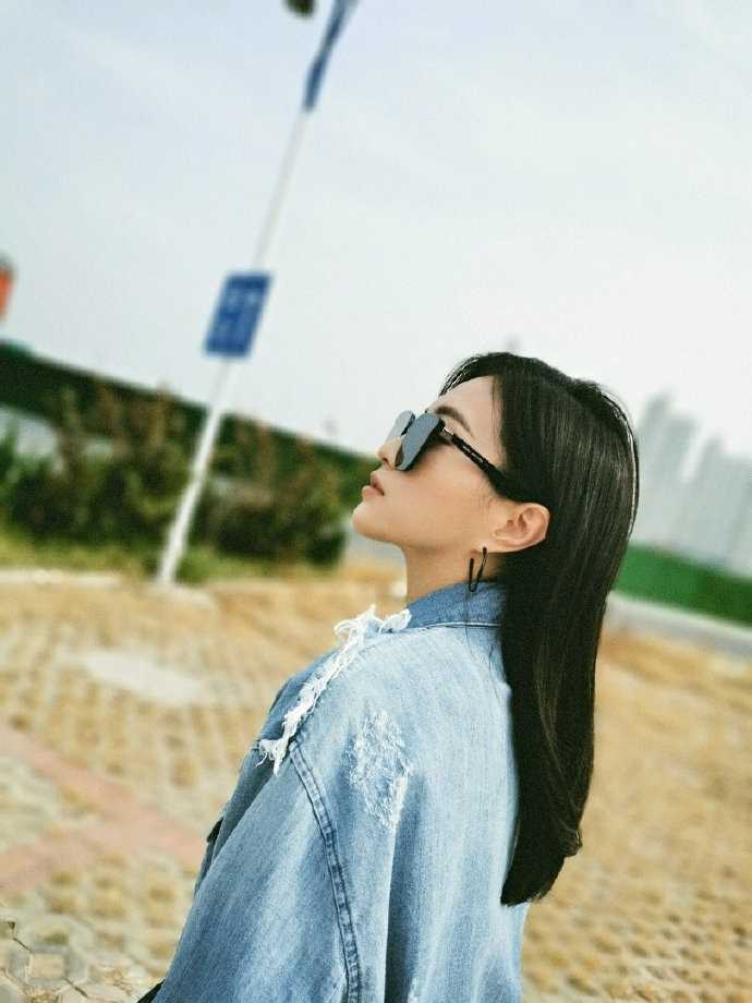 最新牛仔墨镜美女包文婧户外时尚迷人图片壁纸