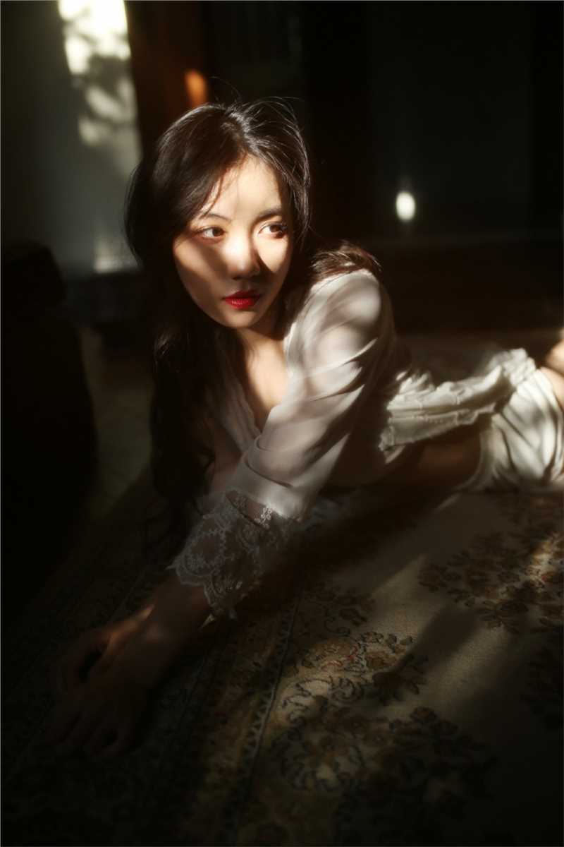 精选风情万种的美艳性感蕾丝情趣内内阳光下养眼摄影图册