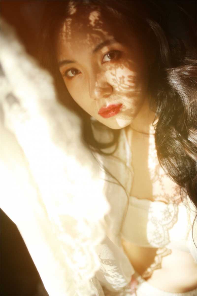 精选风情万种的美艳性感蕾丝情趣内内阳光下养眼摄影图册