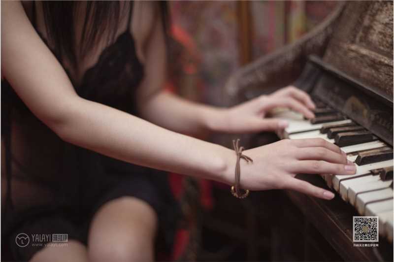 高清肥臀波涛妻子极品透视情趣睡衣性感黑丝高清成年美女图片图集