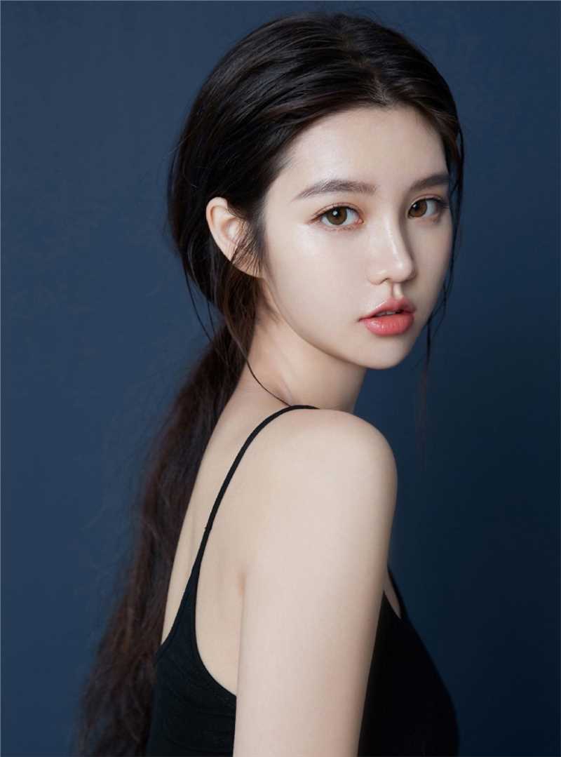 特别专辑性感勾魂的吊带大美女香肩白皙美眸灵动可爱女生照片图片