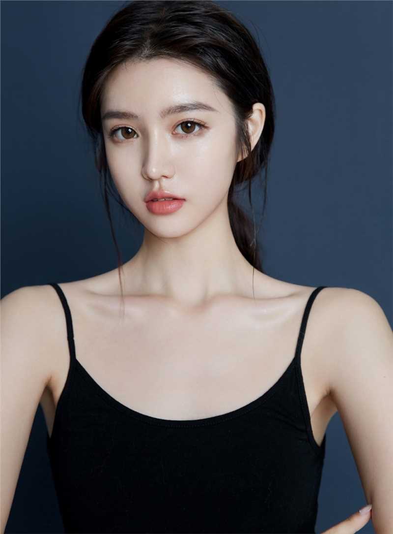 特别专辑性感勾魂的吊带大美女香肩白皙美眸灵动可爱女生照片图片