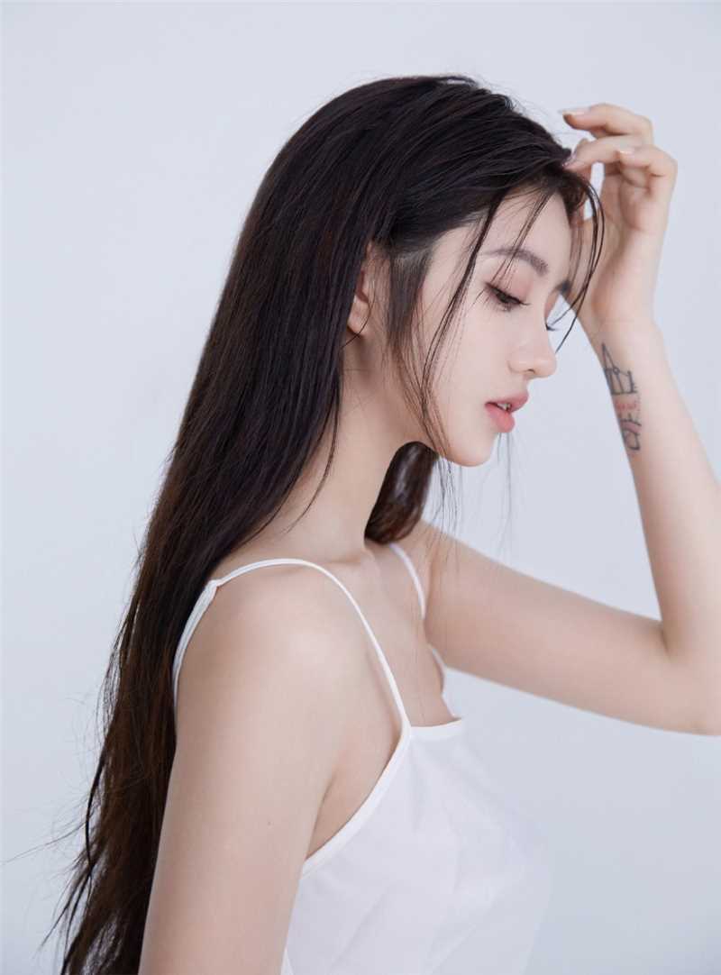 特别专辑性感勾魂的吊带大美女香肩白皙美眸灵动可爱女生照片图片