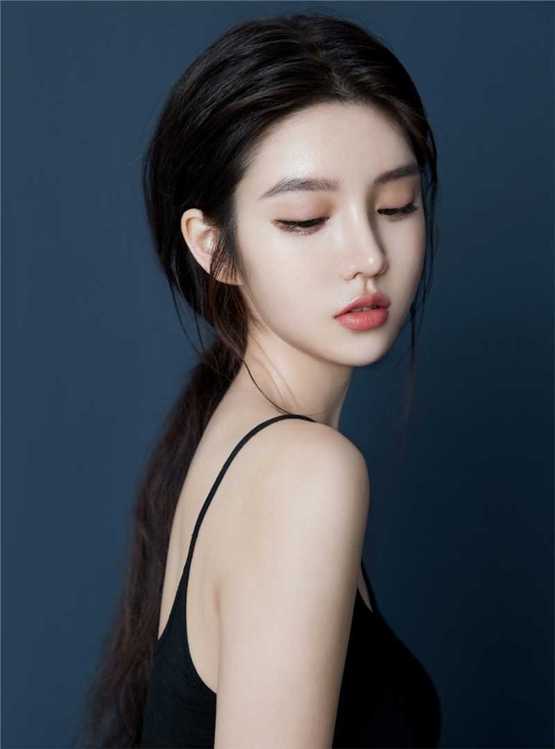 特别专辑性感勾魂的吊带大美女香肩白皙美眸灵动可爱女生照片图片