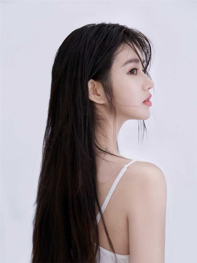 特别专辑性感勾魂的吊带大美女香肩白皙美眸灵动可爱女生照片图片