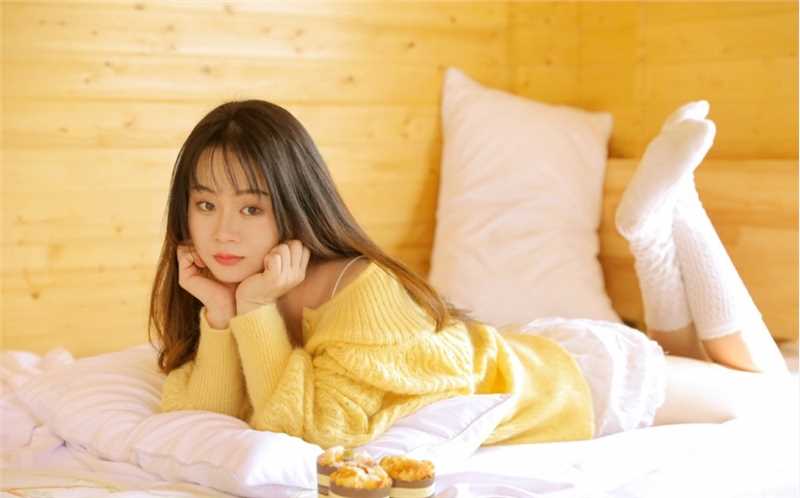 年轻的女孩居家乖巧可爱明眸皓齿的长相清纯动人艺术照