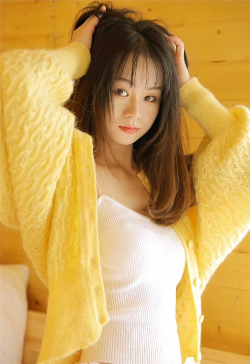 年轻的女孩居家乖巧可爱明眸皓齿的长相清纯动人艺术照