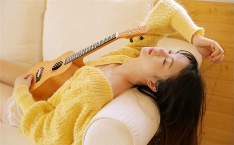 年轻的女孩居家乖巧可爱明眸皓齿的长相清纯动人艺术照