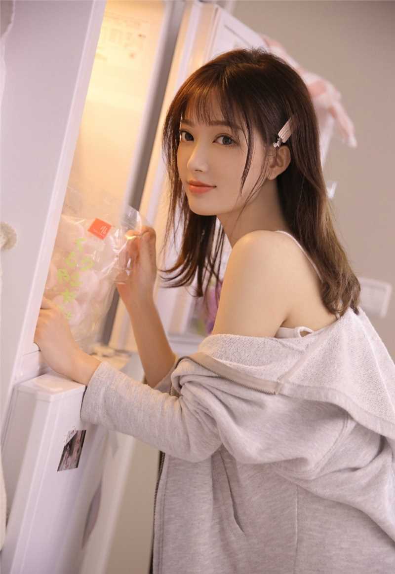 高清宅男女神卫衣吊带大长腿养眼清纯图片图集