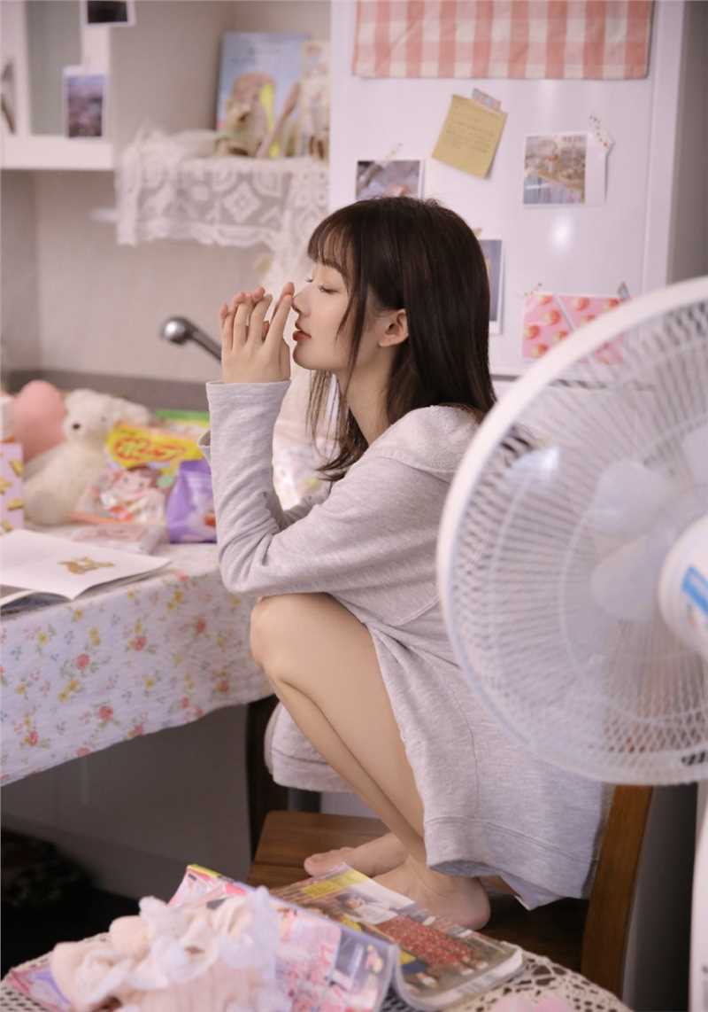 高清宅男女神卫衣吊带大长腿养眼清纯图片图集