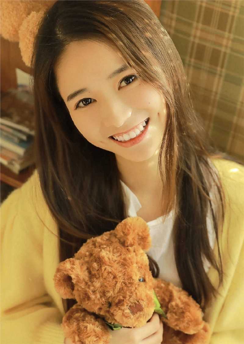 最新长相甜美可人的阳光小美女肌肤白皙诱人女生照片壁纸