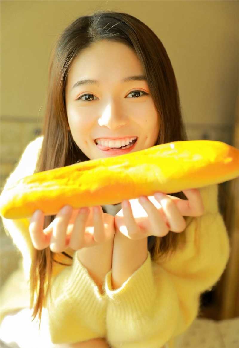 最新长相甜美可人的阳光小美女肌肤白皙诱人女生照片壁纸