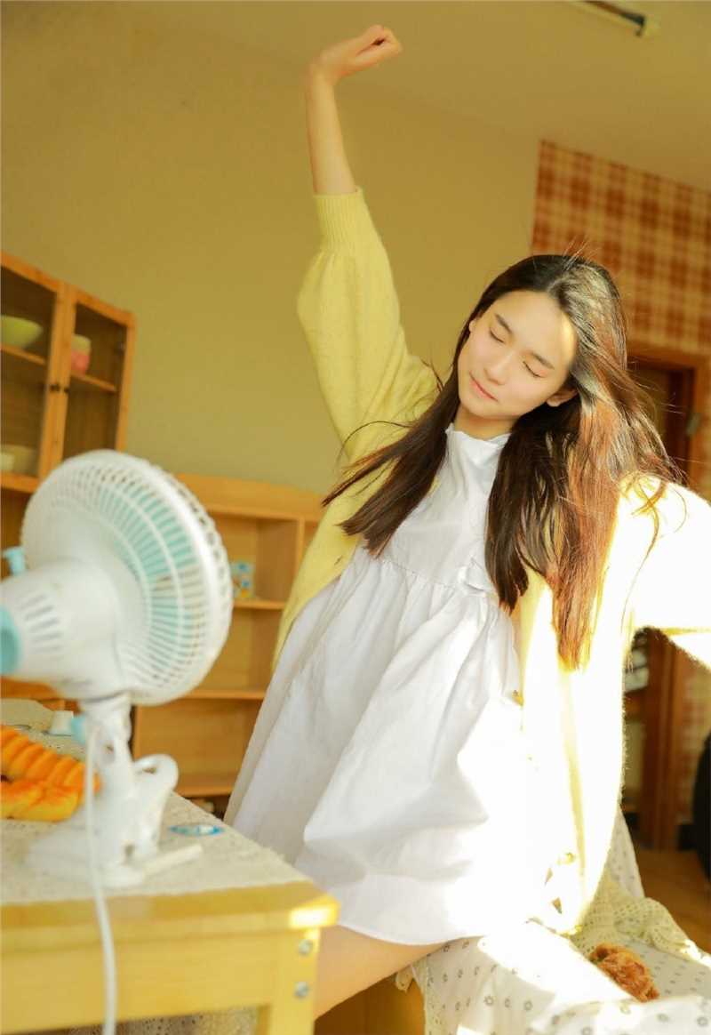 最新长相甜美可人的阳光小美女肌肤白皙诱人女生照片壁纸