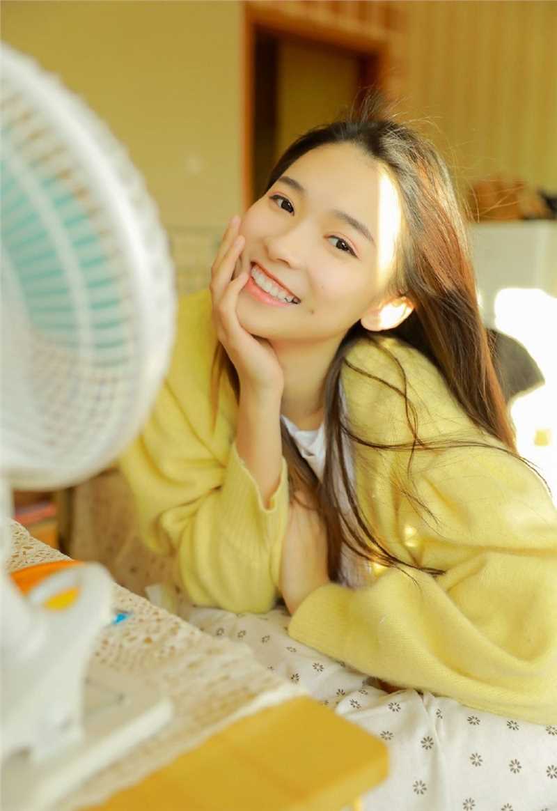 最新长相甜美可人的阳光小美女肌肤白皙诱人女生照片壁纸