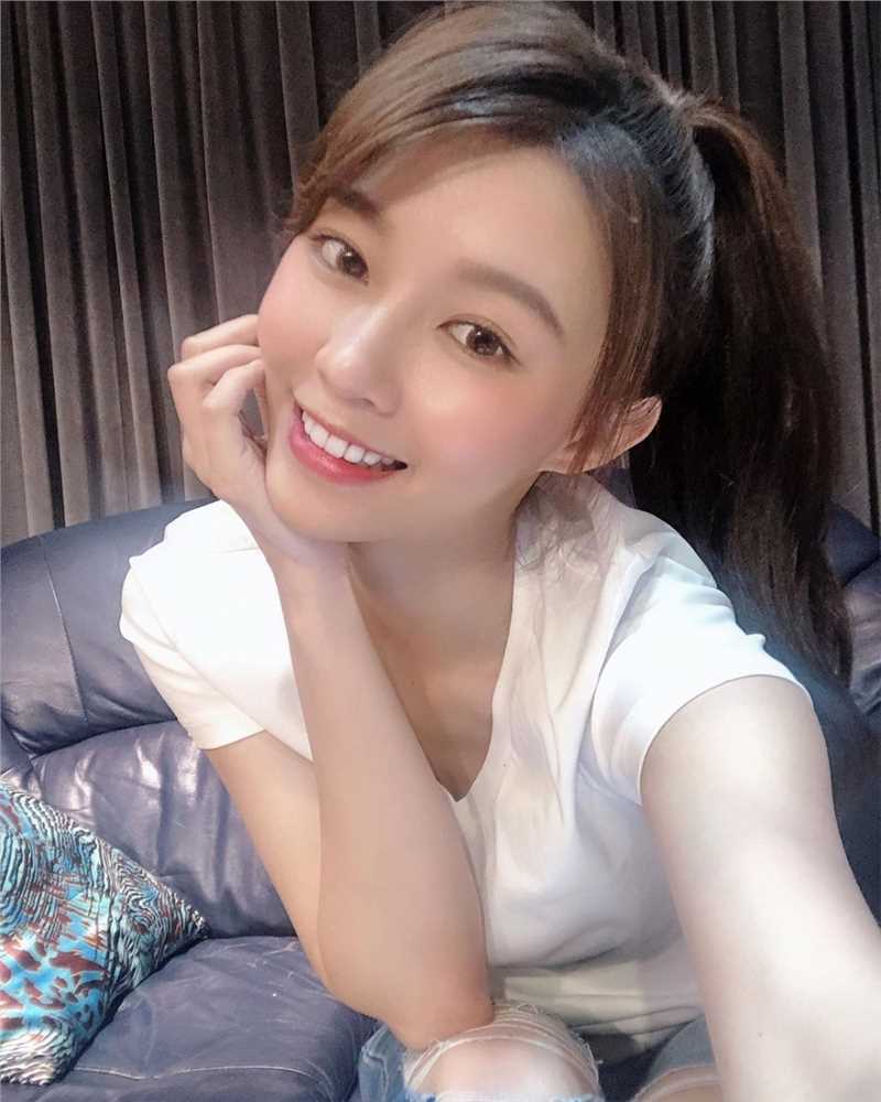 最新韩国气质甜美软妹子大长腿小清新私房照图库图集