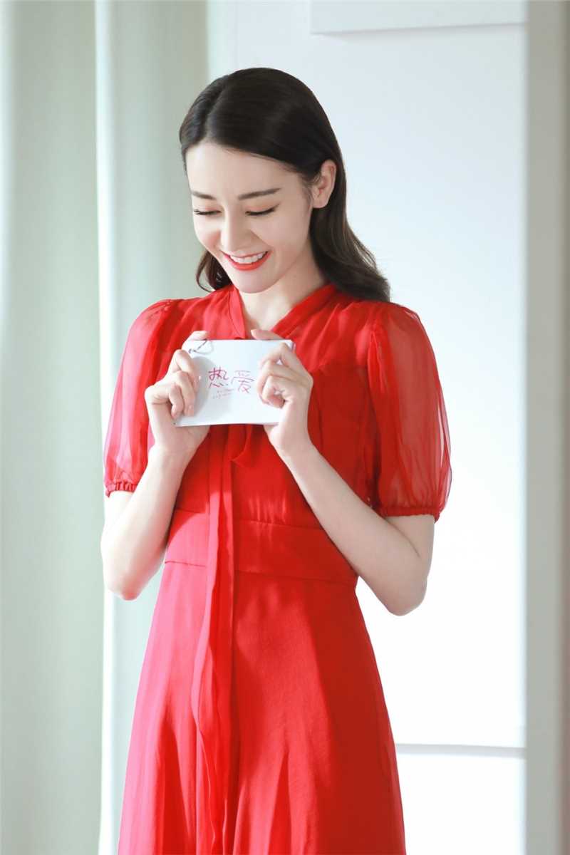 优质宅男女神迪丽热巴香艳长裙养眼优雅图片相册