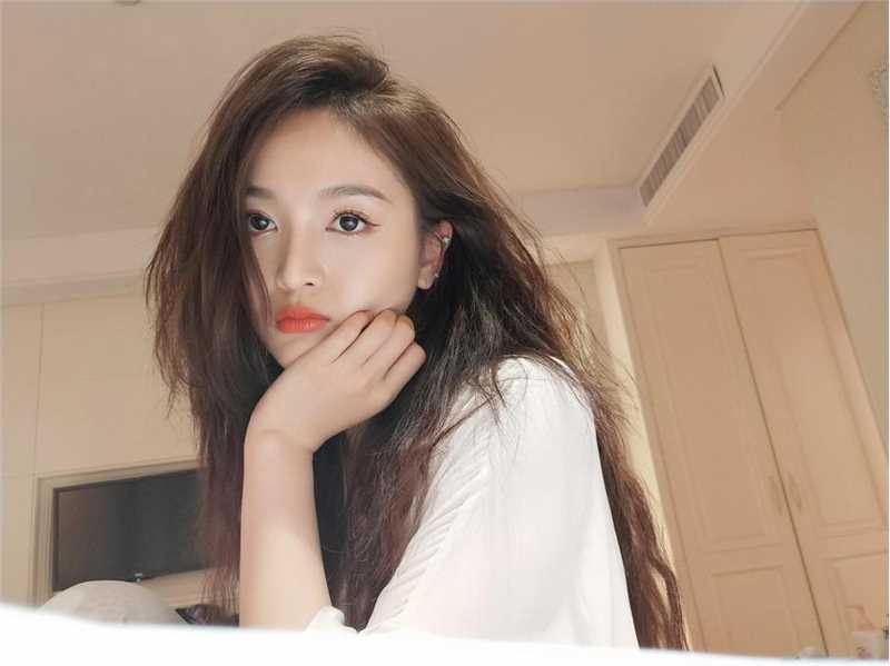 宅男女神吴宣仪居家睡衣养眼惹火成熟照图片