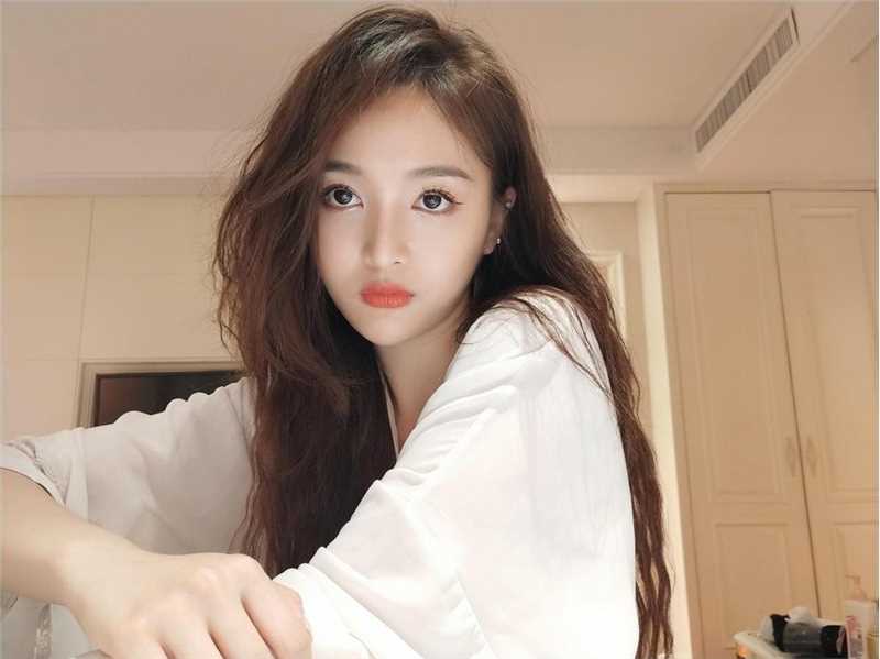 宅男女神吴宣仪居家睡衣养眼惹火成熟照图片