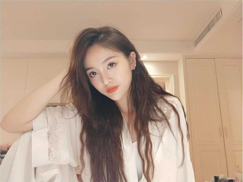 宅男女神吴宣仪居家睡衣养眼惹火成熟照图片