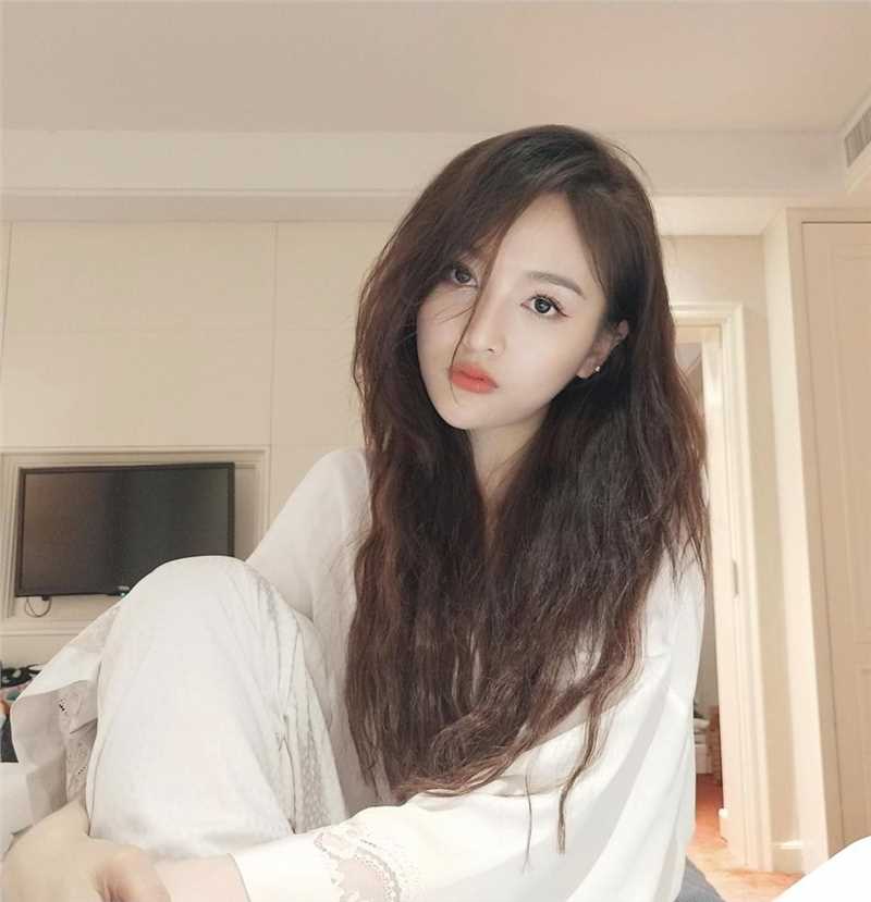 宅男女神吴宣仪居家睡衣养眼惹火成熟照图片