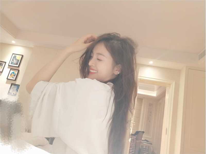 宅男女神吴宣仪居家睡衣养眼惹火成熟照图片