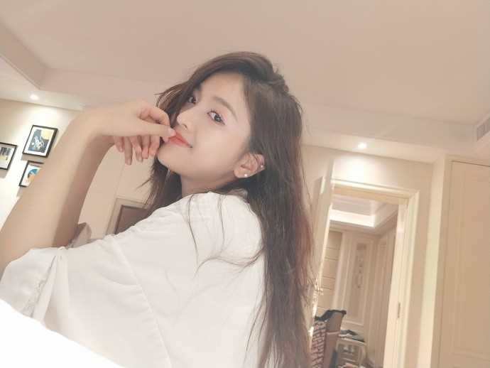 宅男女神吴宣仪居家睡衣养眼惹火成熟照图片