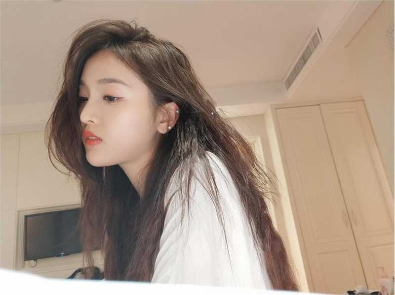 宅男女神吴宣仪居家睡衣养眼惹火成熟照图片