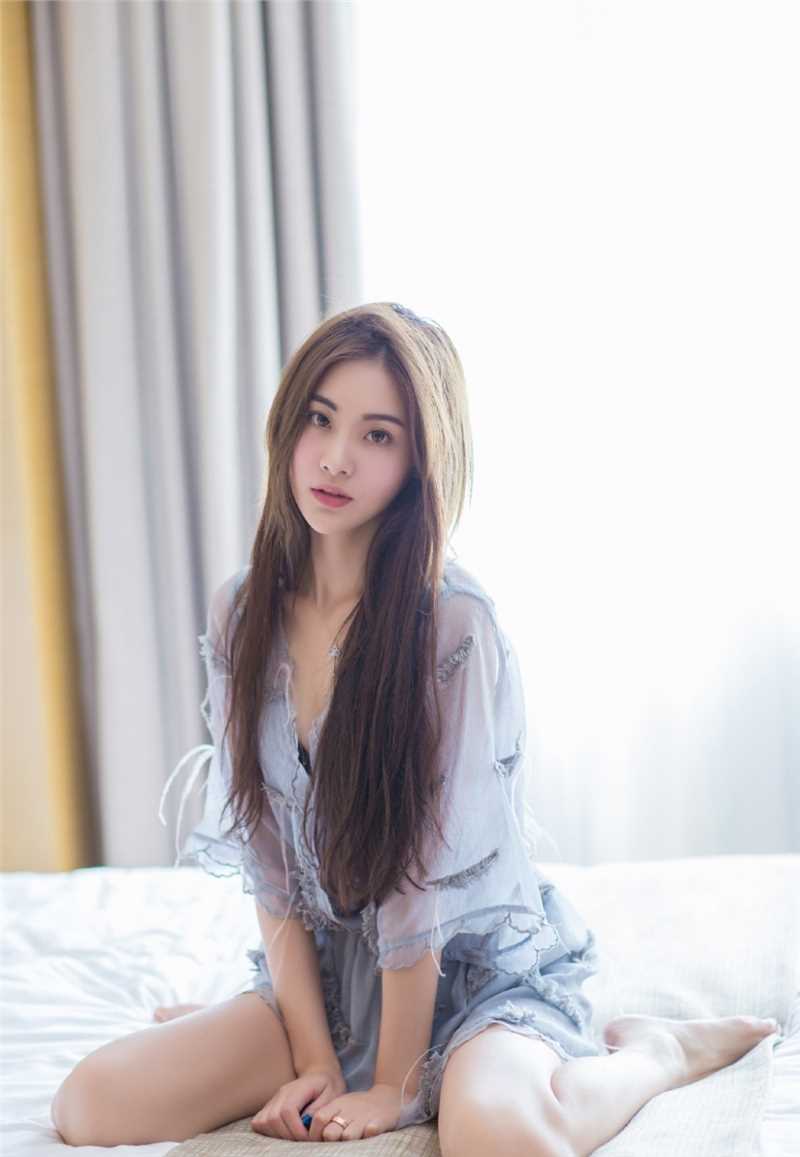 最新宅男女神床上蕾丝裙高挑长腿好身材图集