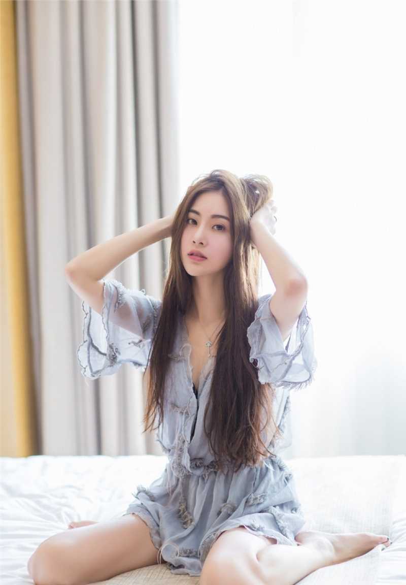 最新宅男女神床上蕾丝裙高挑长腿好身材图集