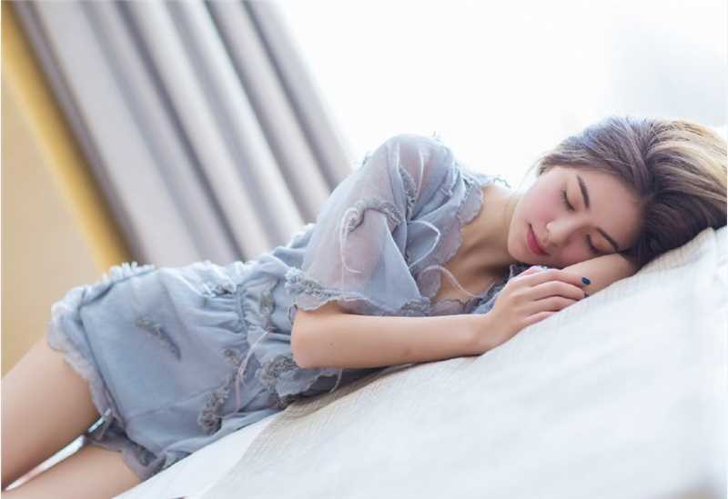 最新宅男女神床上蕾丝裙高挑长腿好身材图集