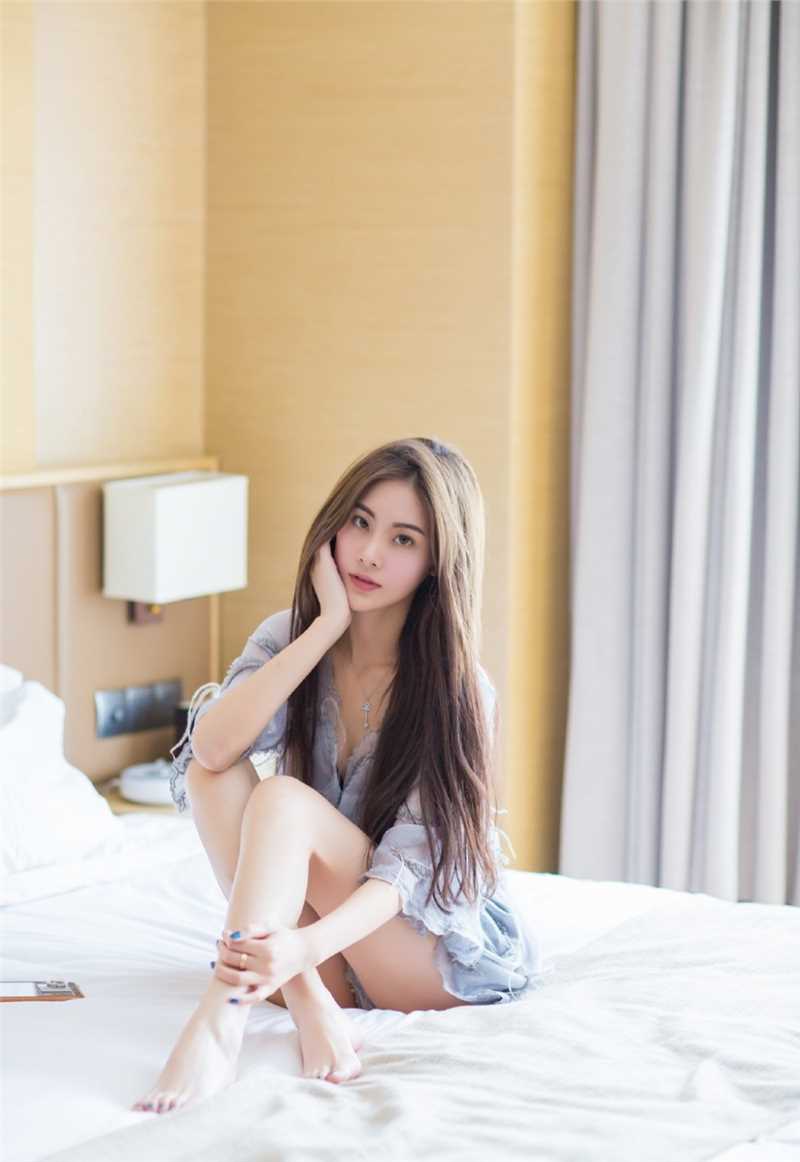 最新宅男女神床上蕾丝裙高挑长腿好身材图集