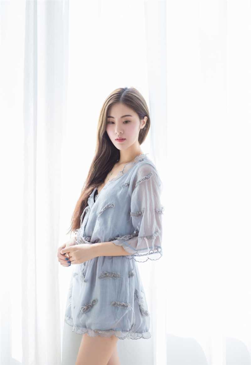 最新宅男女神床上蕾丝裙高挑长腿好身材图集