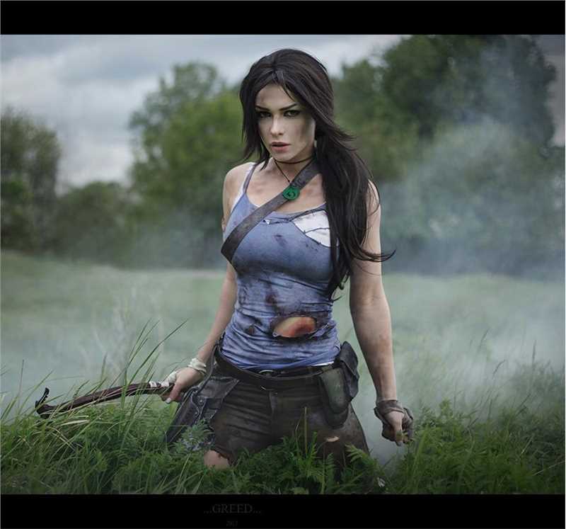 欧美美女cosplay穿着裙子在野战户外性感图片