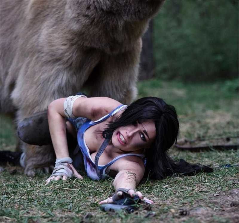 欧美美女cosplay穿着裙子在野战户外性感图片