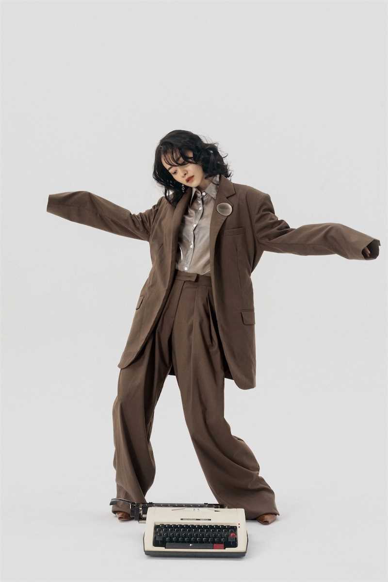 最新名媛柴碧云复古时尚成熟魅力杂志图片壁纸