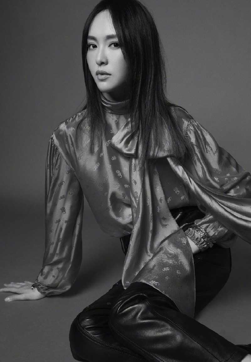 精选美女唐嫣妖娆时尚抚媚杂志封面大片图册