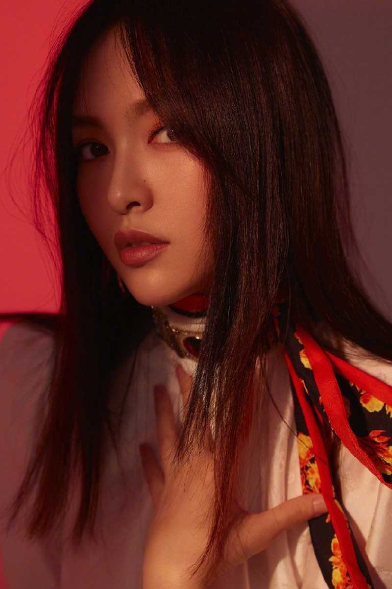 精选美女唐嫣妖娆时尚抚媚杂志封面大片图册