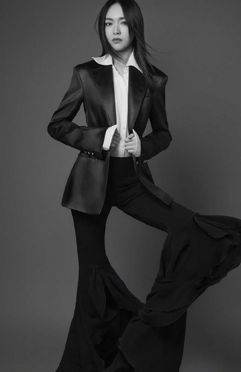 精选美女唐嫣妖娆时尚抚媚杂志封面大片图册