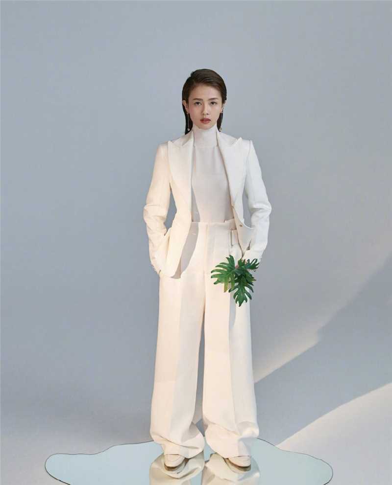 帅气御姐白鹿西装干练率直时尚杂志图片