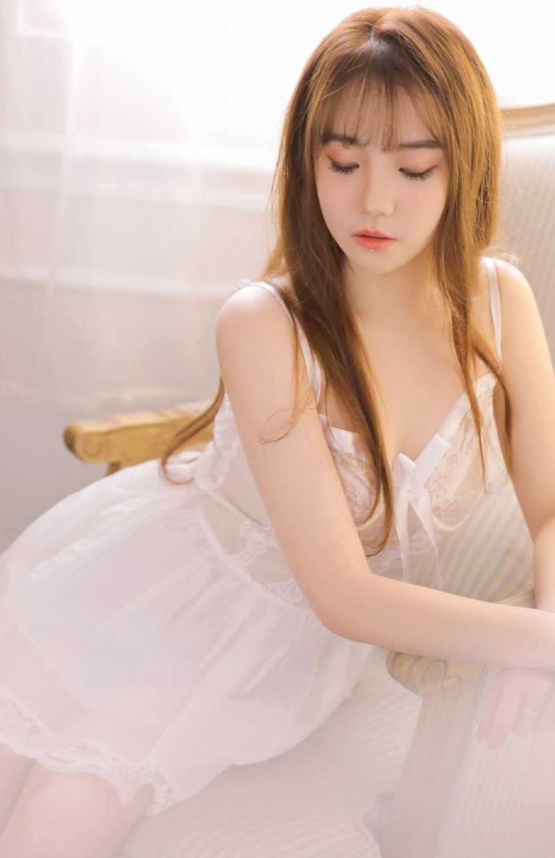 特别专辑丰满诱人的美女尤物娇艳欲滴蕾丝吊带显得性感撩人的个性图片