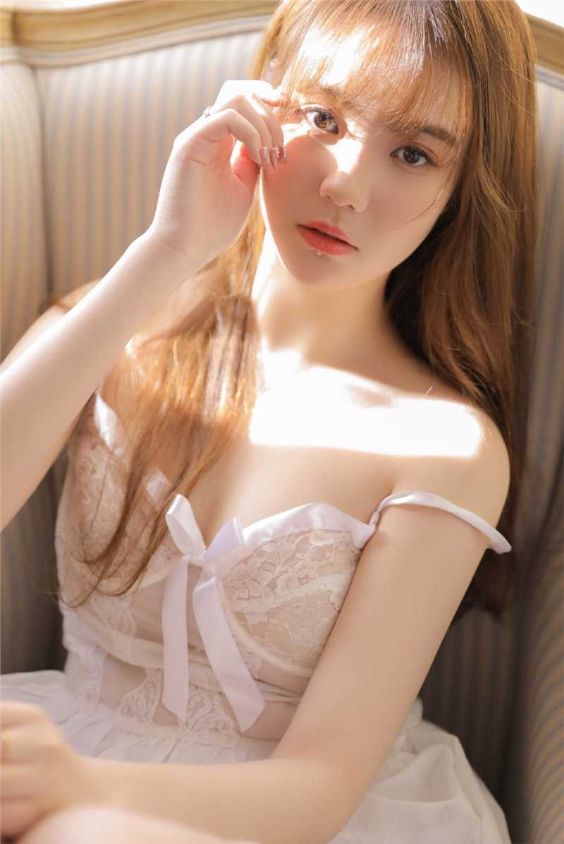 特别专辑丰满诱人的美女尤物娇艳欲滴蕾丝吊带显得性感撩人的个性图片