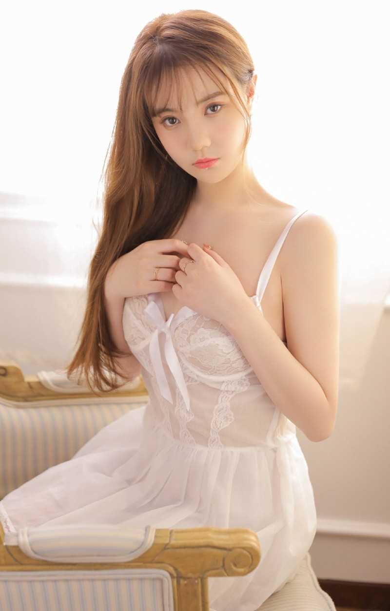 特别专辑丰满诱人的美女尤物娇艳欲滴蕾丝吊带显得性感撩人的个性图片