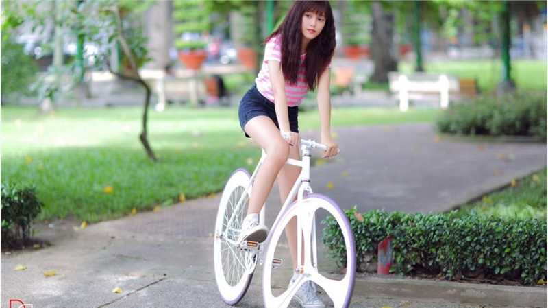 清纯亚洲美女户外热裤长腿唯美小清新图片