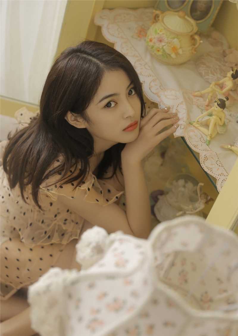 最全清新养眼的清纯御姐清澈杏眼波点连衣裙摄影壁纸