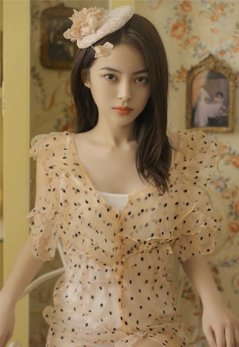 最全清新养眼的清纯御姐清澈杏眼波点连衣裙摄影壁纸