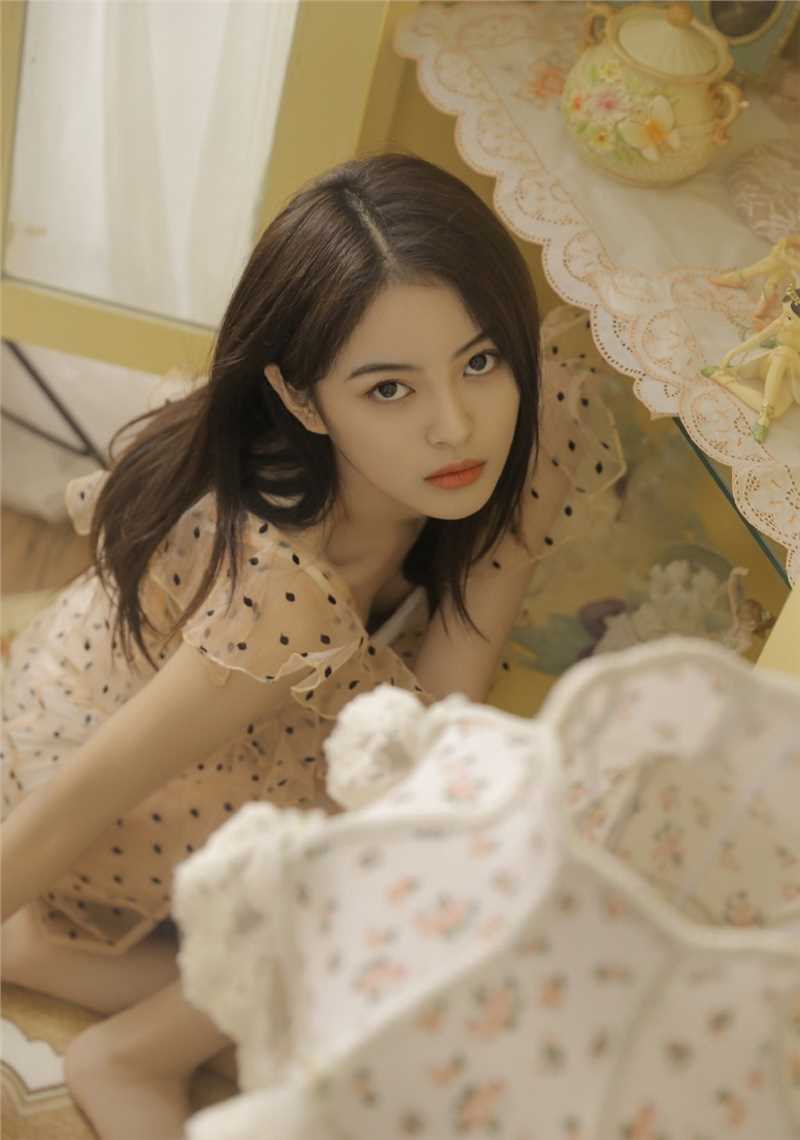 最全清新养眼的清纯御姐清澈杏眼波点连衣裙摄影壁纸