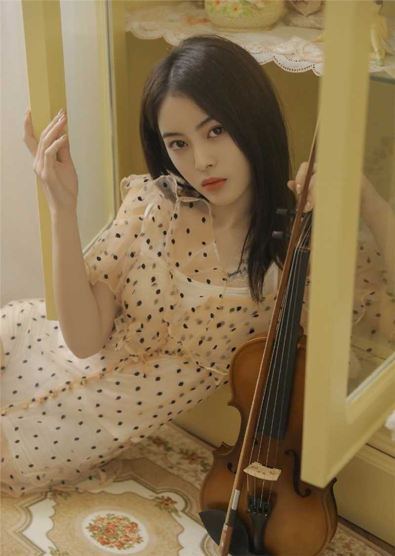 最全清新养眼的清纯御姐清澈杏眼波点连衣裙摄影壁纸