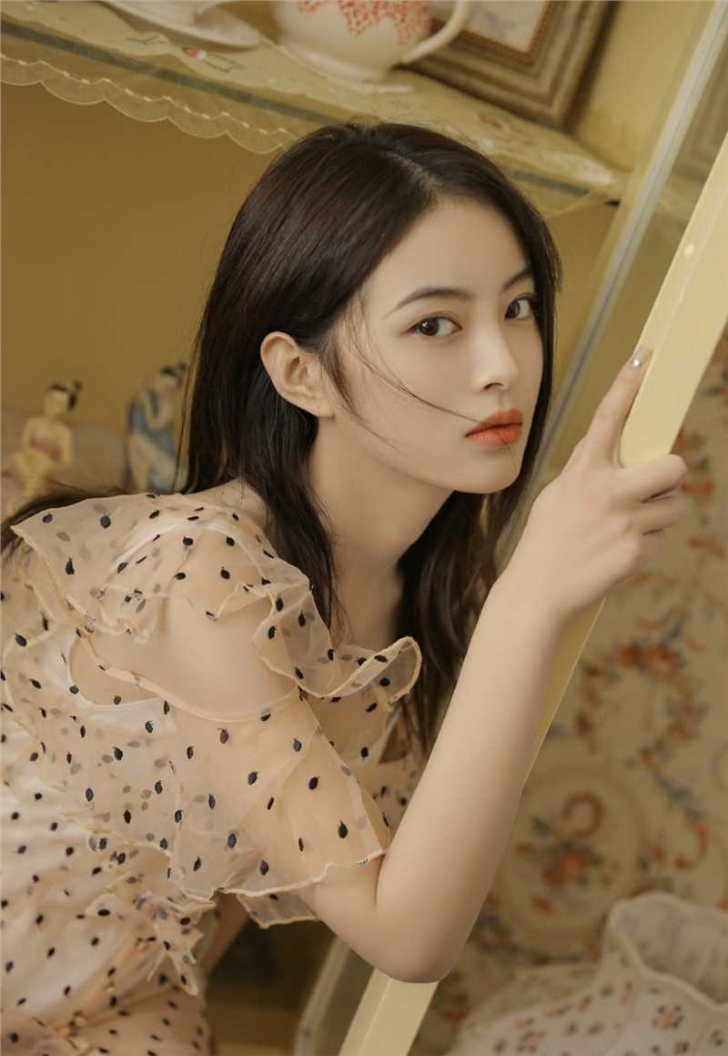 最全清新养眼的清纯御姐清澈杏眼波点连衣裙摄影壁纸