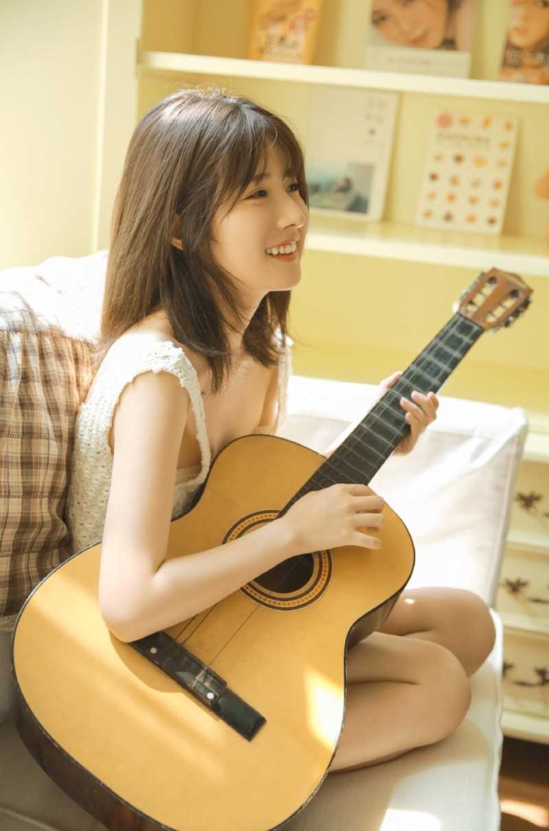 优质氧气美女飘逸长发露齿甜笑气质清纯居家图片相册